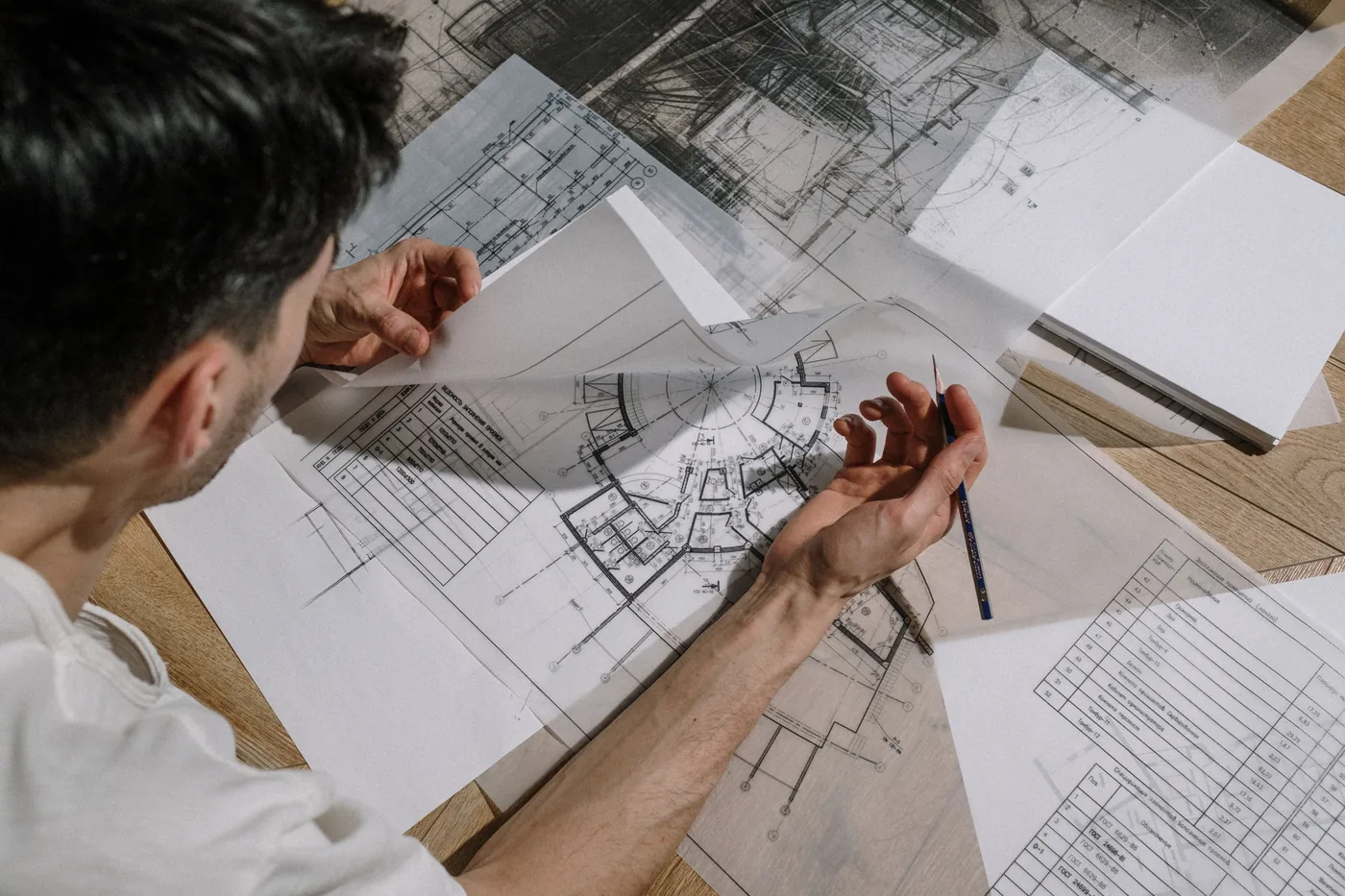 Planos de ingeniería sobre la mesa